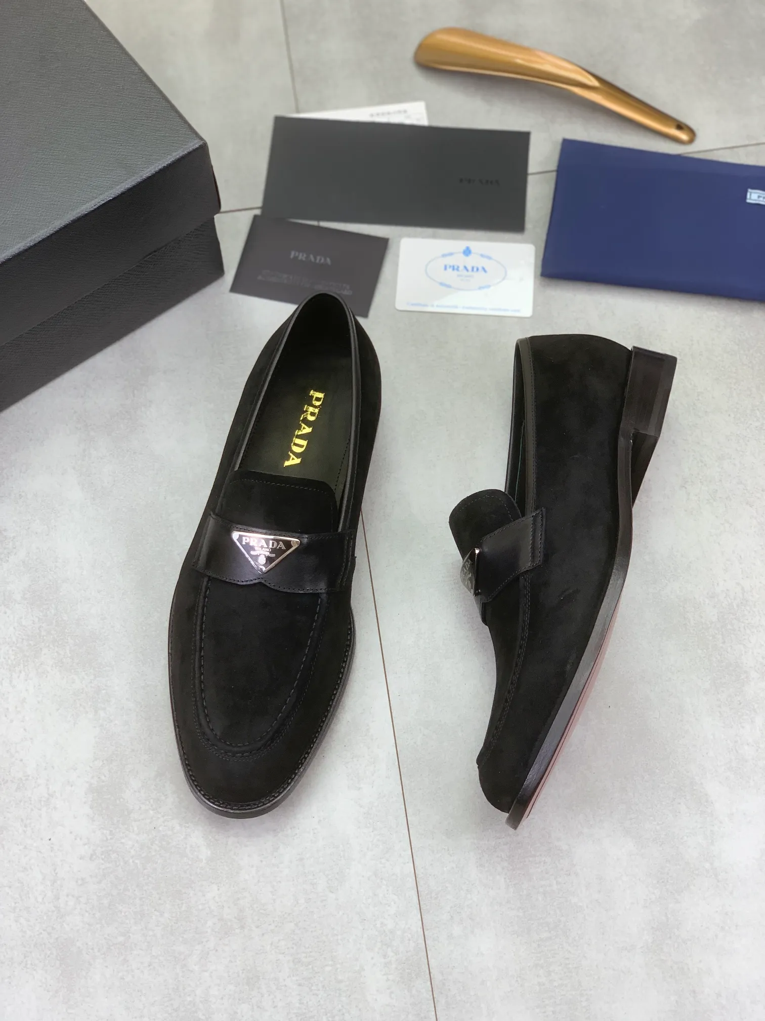 Factory price P920 💰 (high-grade genuine leather outsole) original quality, top version 🔱 ＰＲＡＤＡPrada. Men's business casual leather shoes, top quality leather shoes. 1:1 shipment ⬆️Luxurious and noble 👞All imported original brand fabrics, just to create a more comfortable wearing experience. Upper: Original comfortable selected frosted calfskin ➕Top imported water-dyed full cow lining, original lightweight and comfortable high-grade genuine leather outsole ✔️Number: 39-44 (38.45.46 can be customized)